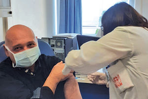 Στιγμιότυπο από τον εμβολιασμό του πρύτανη του Πανεπιστημίου Κρήτης Γ. Κοντάκη