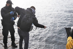 Προσαγωγές πιστών που συμμετείχαν σε αυτοσχέδιες τελετές αγιασμού των υδάτων του Θερμαϊκού!