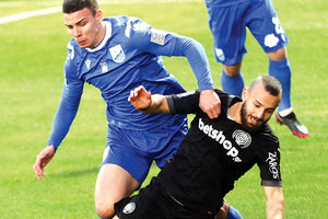 Ουές και Ρόμανιτς σε στιγμιότυπο απο το παιχνίδι ΟΦΗ-Λαμία