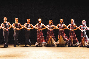 ‘’THE THREAD’’ ΣΕ ONLINE STREAMING: Η παράσταση του Vangelis και της Μαίρης Κατράντζου με ρούχα εμπνευσμένα από τα μινωικά αγγεία