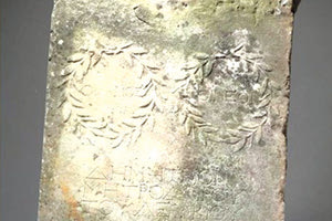 αρχαιοελληνική πλάκα που βρέθηκε σε κήπο σπιτιού στη Βρετανία