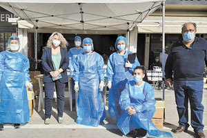 Οι Λ. Μπορμπουδάκη και Μ. Μαματζάκης με το κλιμάκιο του ΕΟΔΥ στις Μοίρες