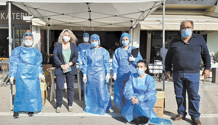 Οι Λ. Μπορμπουδάκη και Μ. Μαματζάκης με το κλιμάκιο του ΕΟΔΥ στις Μοίρες