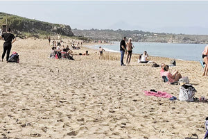 Βουτιές covid σε ηλιόλουστη καραντίνα στην παραλία του Τομπρούκ