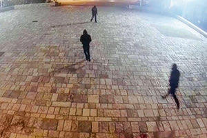 Έριξαν μπογιές στον Άγιο Μηνά: Η κάμερα ασφαλείας κατέγραψε τις κινήσεις των δραστών