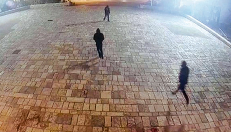 Έριξαν μπογιές στον Άγιο Μηνά: Η κάμερα ασφαλείας κατέγραψε τις κινήσεις των δραστών