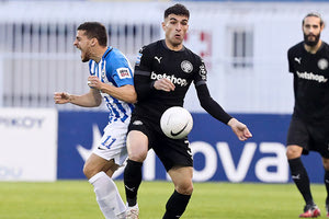 Ο Λυμπεράκης με τον Αγκάγιεφ σε φάση από το ματς Ατρόμητος – ΟΦΗ