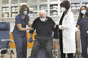 ΥΠΕΡΗΛΙΚΕΣ: εμβολιασμός κατά του κοροναϊού