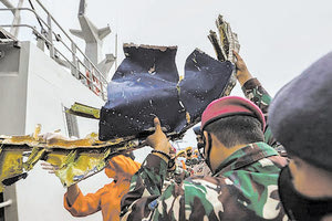 Ινδονησία: Εντοπίστηκαν τα μαύρα κουτιά του αεροσκάφους