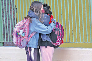 Οι μαθητές επέστρεψαν με ενθουσιασμό στα σχολεία και είδαν τους συμμαθητές και φίλους τους