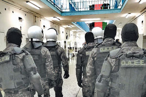 Οι πλήρως εξοπλισμένοι άνδρες της “ομάδας κρούσης” σε σωφρονιστικό κατάστημα