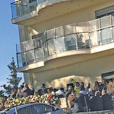 Θρήνος στην κηδεία της 37χρονης αστυνομικού και της κορούλας της