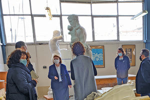 Επίσκεψη Μενδώνη στο εργαστήριο κατασκευής εκμαγείων