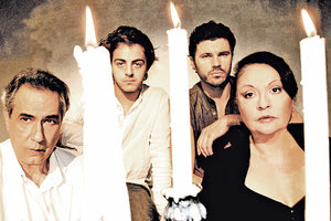 H βραβευμένη θεατρική παράσταση «Με τη Σιωπή» του Αλεχάντρο Κασόνα, που χάρισε στην Μίρκα Παπακωνσταντίνου το πρώτο Βραβείο γυναικείας ερμηνείας στα βραβεία Αθηνοράματος