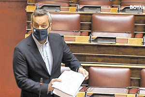 Στη Βουλή ο αναπληρωτής τομεάρχης Ανάπτυξης Χάρης Μαμουλάκης