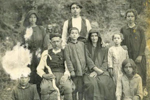 Η φωτογραφία της ημέρας: Κρήτη, 1920. Στον φακό ποζάρει η οικογένεια Ροκάκη