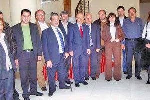 Στη φωτογραφία περίπου προ… εικοσαετίας η ΝΕ ΠΑΣΟΚ Ηρακλείου με τον Σημίτη