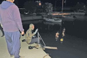 Τον έβγαλαν σώο από τη θάλασσα όπου έπεσε με το αυτοκίνητό του
