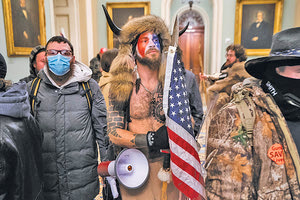 Σημαίες και άλλα από την εισβολή στο Καπιτώλιο συγκεντρώνει το Smithsonian