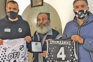 H ομάδα μπάσκετ του ΟΦΗ τίμησε τον μακροβιότερο γραμματέα του Ερασιτέχνη ΟΦΗ, Παναγιώτη Σπυριδάκη