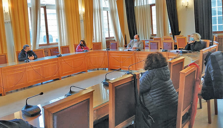 εκπαιδευτικοί στη συνάντηση στο Δήμο Ηρακλείου
