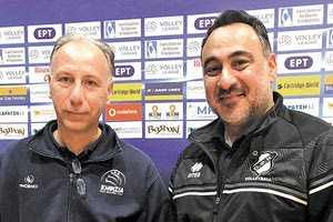 Ο τεχνικός του ΟΦΗ κ. Φλαούνας με τον προπονητή της Κηφισιάς κ. Ζαλμά