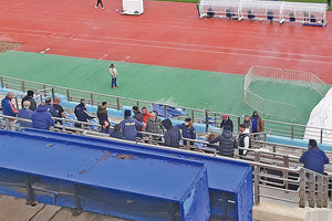 Στην ποδοσφαιρική Ελλάδα των περιοριστικών μέτρων κατά της πανδημίας, γίνεται να σημειωθούν επεισόδια σε γήπεδα όπου διεξάγονται αναμετρήσεις «κεκλεισμένων των θυρών».