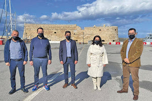 Ο κ. Αυγενάκης με τα μέλη του ΟΛΗ