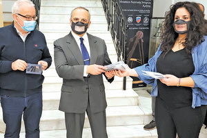 Η Περιφέρεια Κρήτης παρέδωσε στα στελέχη εκπαίδευσης μάσκες ειδικές για μαθητές με προβλήματα ακοής