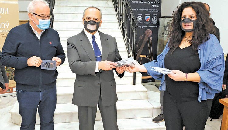 Η Περιφέρεια Κρήτης παρέδωσε στα στελέχη εκπαίδευσης μάσκες ειδικές για μαθητές με προβλήματα ακοής
