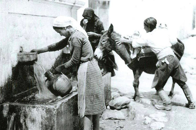 Η φωτογραφία της ημέρας: 1927. Γεμίζοντας με νερό τις στάμνες σε χωριό του Ηρακλείου