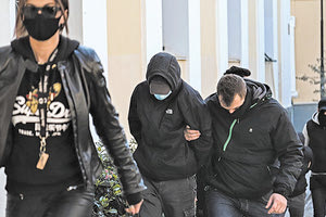 Τα 2 αδέλφια ΓΙΑ ΤΟΝ ΞΥΛΟΔΑΡΜΟ ΤΟΥ ΣΤΑΘΜΑΡΧΗ