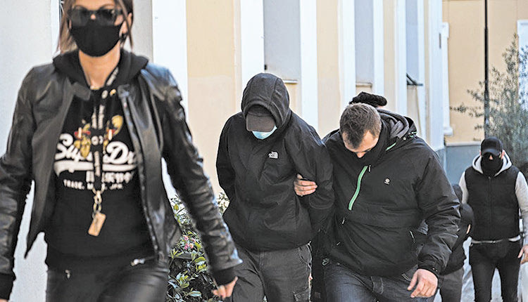 Τα 2 αδέλφια ΓΙΑ ΤΟΝ ΞΥΛΟΔΑΡΜΟ ΤΟΥ ΣΤΑΘΜΑΡΧΗ