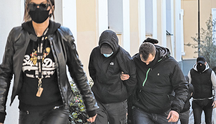Τα 2 αδέλφια ΓΙΑ ΤΟΝ ΞΥΛΟΔΑΡΜΟ ΤΟΥ ΣΤΑΘΜΑΡΧΗ