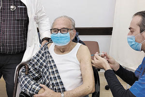 πρόγραμμα εμβολιασμών κατά του κοροναϊού σε πολίτες άνω των 85 ετών