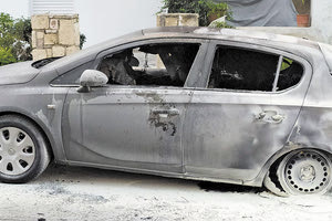 Το ένα από τα δύο οχήματα που κάηκαν στην οδό ΕΟΚ