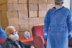 Ένας υπεραιωνόβιος Κρητικός, ο κ. Αντώνης, ηλικίας 106 ετών, εμβολιάστηκε χθες στο Δημοτικό Γηροκομείο Χανίων.