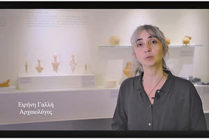 Η Ειρήνη Γαλλή, αρχαιολόγος του ΑΜΗ, παρουσιάζει κάποια από τα κυκλαδικά ειδώλια