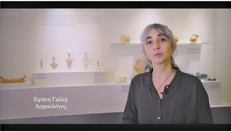 Η Ειρήνη Γαλλή, αρχαιολόγος του ΑΜΗ, παρουσιάζει κάποια από τα κυκλαδικά ειδώλια