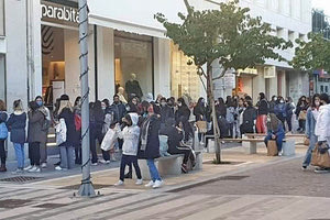 Ουρές και συνωστισμός έξω από τα καταστήματα των πολυεθνικών