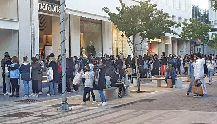 Ουρές και συνωστισμός έξω από τα καταστήματα των πολυεθνικών