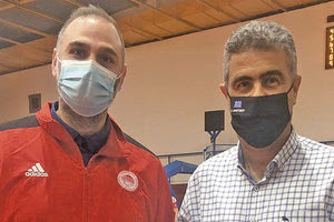 Ο κ. Νταμπακάκης έδωσε δώρα εκ μέρους του ΕΑΚΗ στους «ερυθρόλευκους»