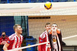 Η ομάδα βόλεϊ του ΟΦΗ με τον Ολυμπιακό