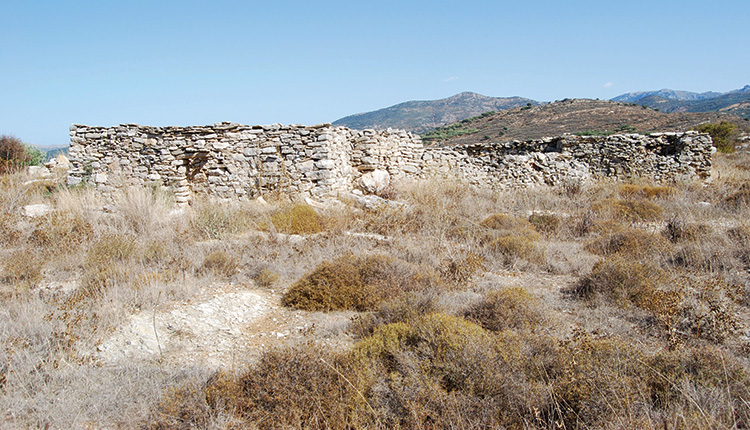 Η μάντρα των Κουντήδων στο μέσον περίπου της διαδρομής Καστέλλι – Ιερά Μονή Καλλέργη.