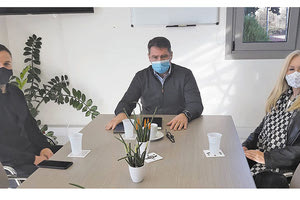 ίδρυση του Αθλητικού Συλλόγου «Ευγένιος Γκέραρντ» με έδρα την Ελιά Πεδιάδος, στο δήμαρχο Χερσονήσου Γιάννη Σέγκο ο γιος του αείμνηστου Ολλανδού προπονητή Μανώλης Παπαδάκης και η σύζυγος του εκλιπόντα, Κατερίνα Τραβαγιάκη