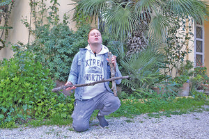 Ο Αλέξανδρος Λύρας είναι ένας νέος σπουδαίος μουσικός, λάτρης της κρητικής μουσικής και δεξιοτέχνης της λύρας