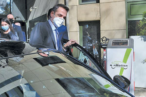 ο πρωθυπουργός Κυριάκος Μητσοτάκης με ηλεκτρικό αυτοκίνητο