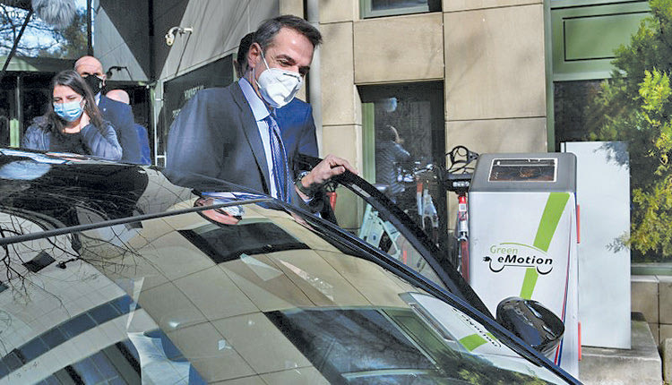 ο πρωθυπουργός Κυριάκος Μητσοτάκης με ηλεκτρικό αυτοκίνητο