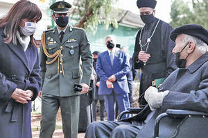 η πρόεδρος της Δημοκρατίας τίμησε την επέτειο καταθέτοντας στεφάνι στο Μνημείο Ολοκαυτώματος Ελλήνων Εβραίων