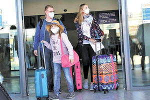 τουρίστες μάσκα αεροδρόμιο